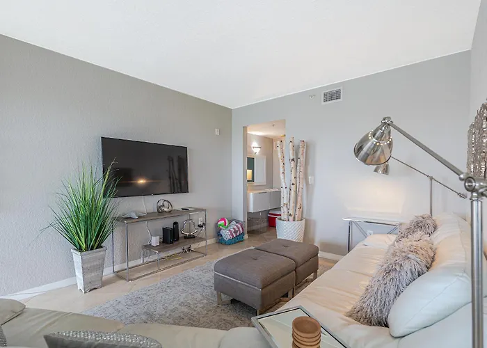 Location! Coastal Charm I 5 Min Walk To Beach, Shops & Rest Apartment *