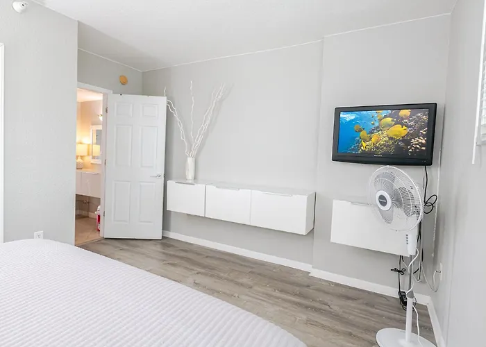 Location! Coastal Charm I 5 Min Walk To Beach, Shops & Rest