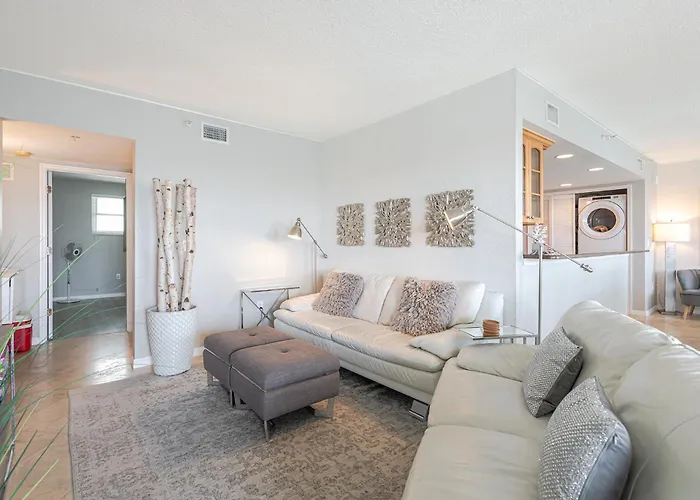 Location! Coastal Charm I 5 Min Walk To Beach, Shops & Rest