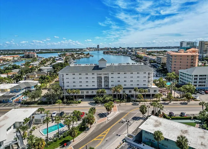Apartment Location! Coastal Charm I 5 Min Walk To Beach, Shops & Rest Clearwater Beach