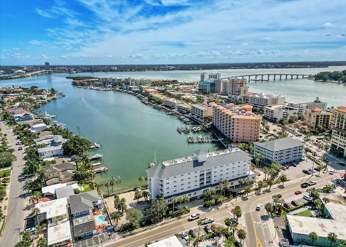 Location! Coastal Charm I 5 Min Walk To Beach, Shops & Rest *