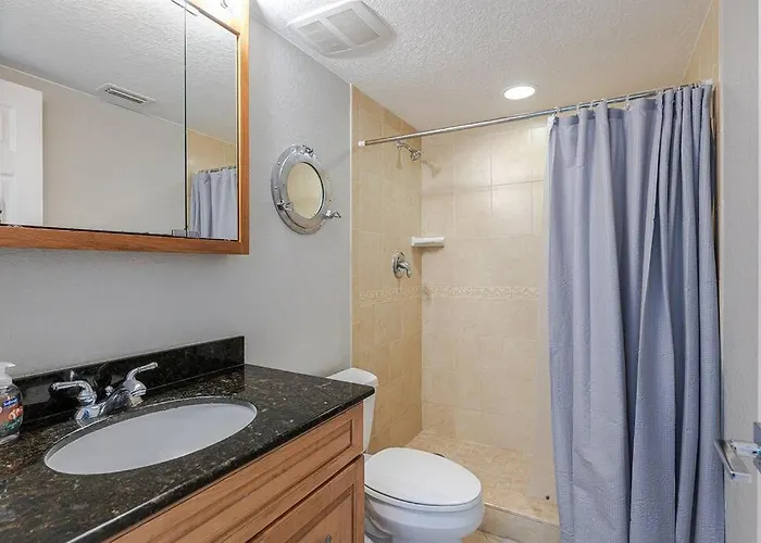 Location! Coastal Charm I 5 Min Walk To Beach, Shops & Rest