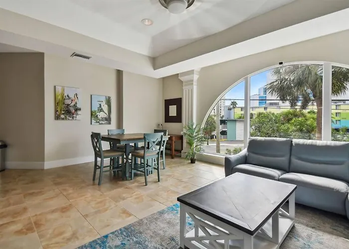 Location! Coastal Charm I 5 Min Walk To Beach, Shops & Rest Apartment