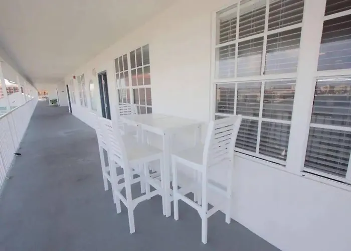 Apartment Location! Coastal Charm I 5 Min Walk To Beach, Shops & Rest Clearwater Beach