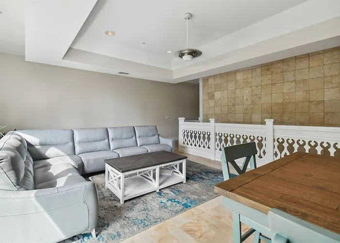 Location! Coastal Charm I 5 Min Walk To Beach, Shops & Rest *