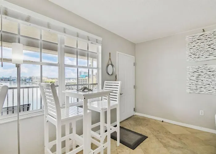 Apartment Location! Coastal Charm I 5 Min Walk To Beach, Shops & Rest Clearwater Beach