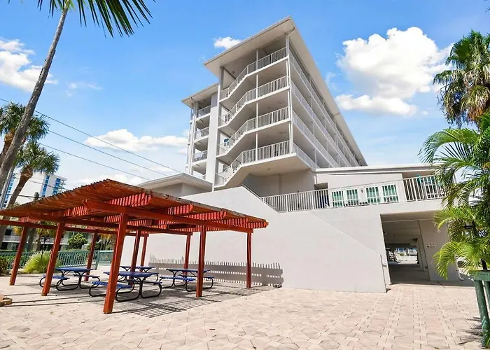 Location! Coastal Charm I 5 Min Walk To Beach, Shops & Rest