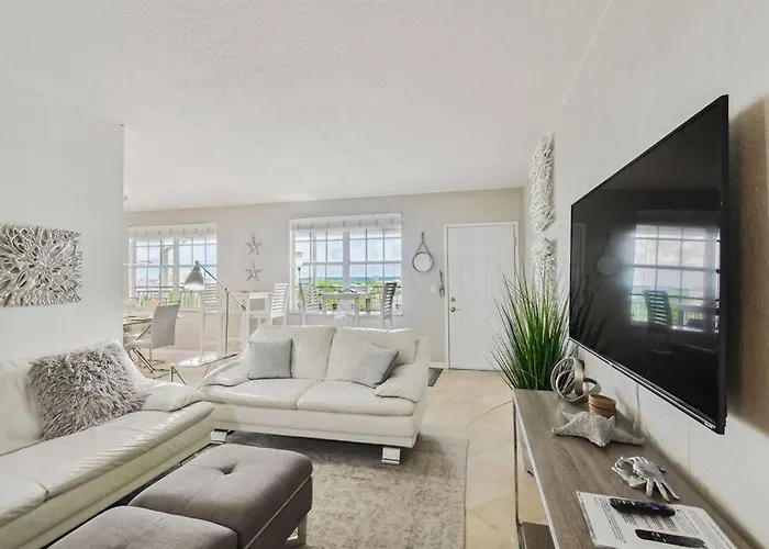 Location! Coastal Charm I 5 Min Walk To Beach, Shops & Rest Apartment