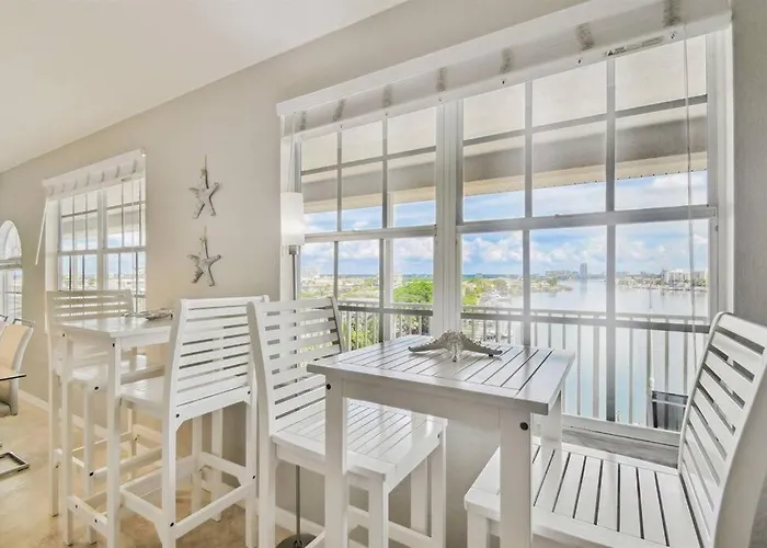 Location! Coastal Charm I 5 Min Walk To Beach, Shops & Rest *
