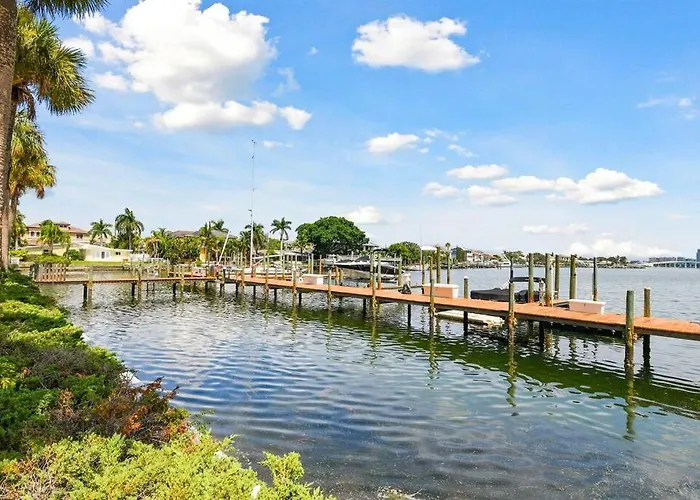 Location! Coastal Charm I 5 Min Walk To Beach, Shops & Rest