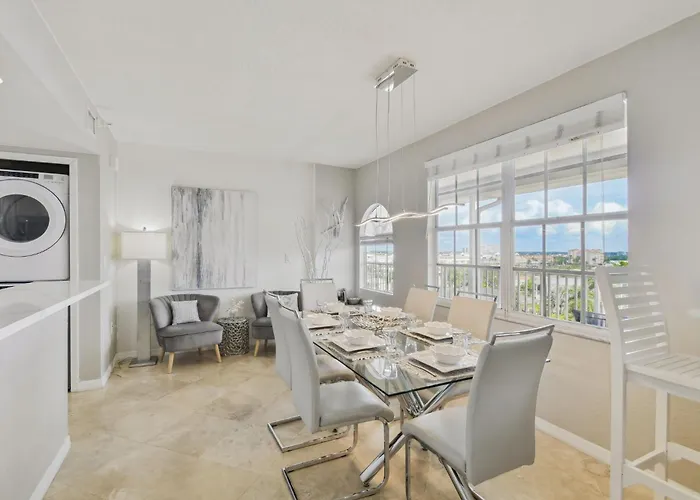Location! Coastal Charm I 5 Min Walk To Beach, Shops & Rest Apartment *