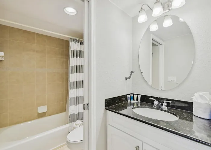Apartment Location! Coastal Charm I 5 Min Walk To Beach, Shops & Rest Clearwater Beach
